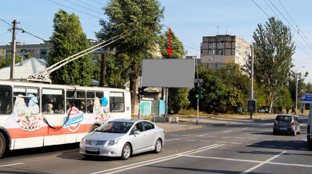 Щит 6x3,  025Б,вул. Калинова, 38 (поруч АТБ) рух з ТРЦ КАРАВАН, на світлофорі
