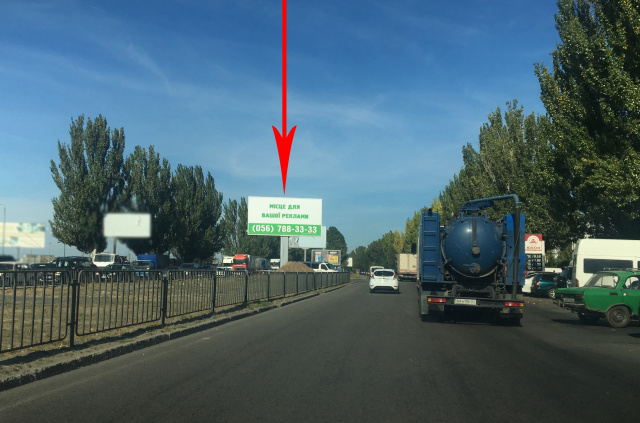 Беклайт 8x4,  t046A2,Донецьке шосе - вул. Березинська, навпроти ТРЦ "Караван", на розділовій смузі,  рух в сторону виїзду з міста