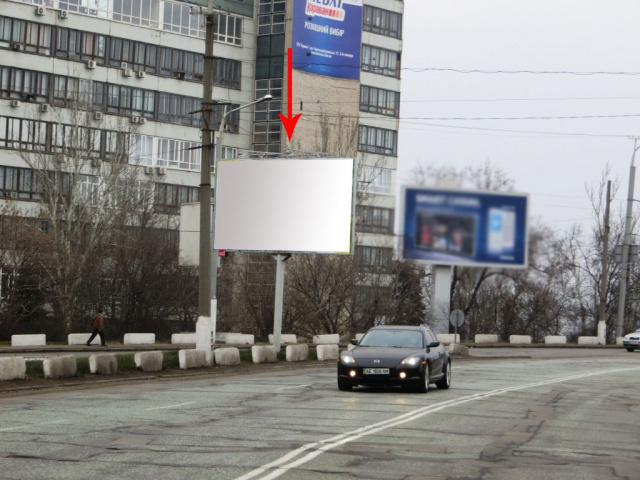 Призма 6x3,  009Б2,вул. Січеславська Набережна (Наб. В.І. Леніна), на узбіччі при з'їзді з Нового мосту, біля ТРЦ МОСТ СІТІ