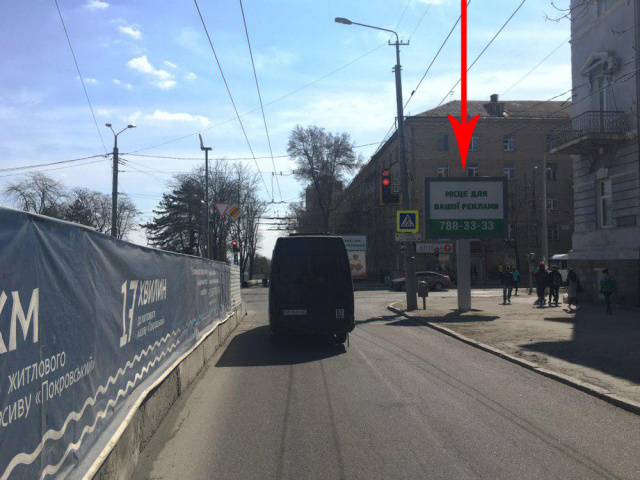 Скролл 3.14x2.32,  t049A2,просп. Дмитра Яворницького - просп. Гагаріна, рух у бік набережної перед пехрестям на світлофорі