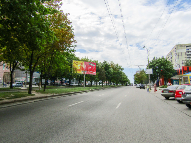 Щит 6x3,  m001A,просп. О.Поля, 42 (магазин Велопланета), біля зупинки, рух вгору