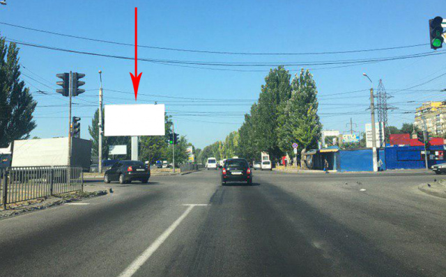 Беклайт 8x4,  t047A2,Донецьке шосе - вул. Березинська (на розділовій смузі), біля ТРЦ Караван, на світлофорі, рух у бік виїзду з міста