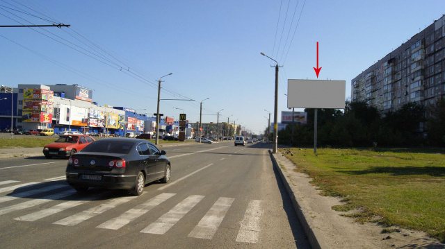 Щит 6x3,  105А,вул. Березинська, біля вул. М. Міхновського, (РОЗМІР РЕКЛАМНОЇ ПЛОЩИНИ 5,8х2,8), навпроти ТРЦ КАРАВАН, ОЛДІ, МАКДОНАЛДС, в центр