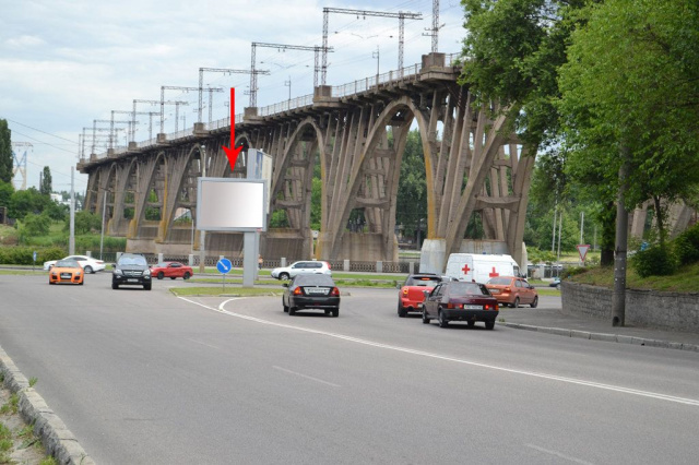 Скролл 3.14x2.32,  013А2,вул. Січеславська Набережна (Наб. В.І. Леніна), на розділовій смузі біля Мерефо-Херсонського мосту