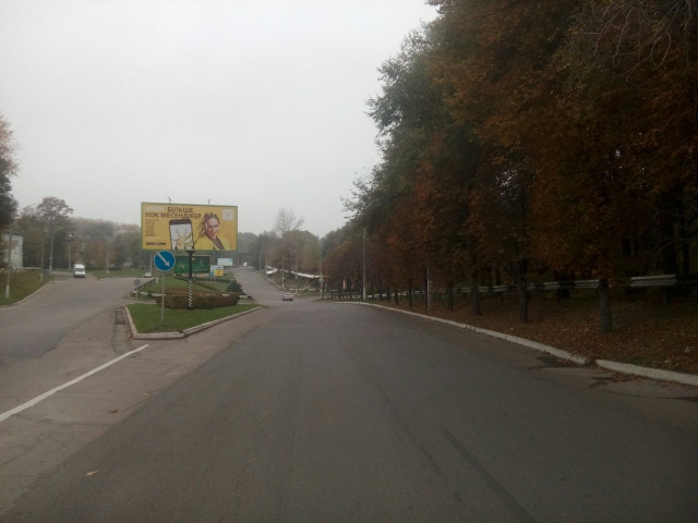 Щит 6x3,  дз36А1,авторозв'язка пр. Гімназичний - вул. Йосипа Манаєнкова - вул. Васильєвська (на роздільній смузі), напрямок до нового мосту