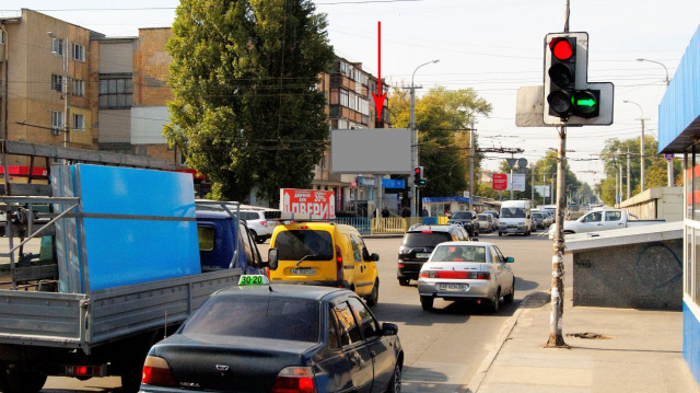 Призма 6x3,  032Б2,просп. Слобожанський (Газ. Правда), 87 (перехрестя з вул. Калинова), біля світлофору