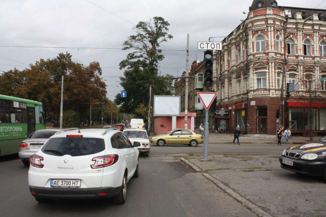 Скролл 3.14x2.32,  t009A2,просп. Дмитра Яворницького - вул. Княгині Ольги (Горького), рух у бік набережної, біля світлофора