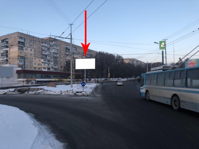 Щит 6x3,  t096A2,Вул. Панікахи навпроти АЗС ОККО, розділовий трикутник, рух у центр