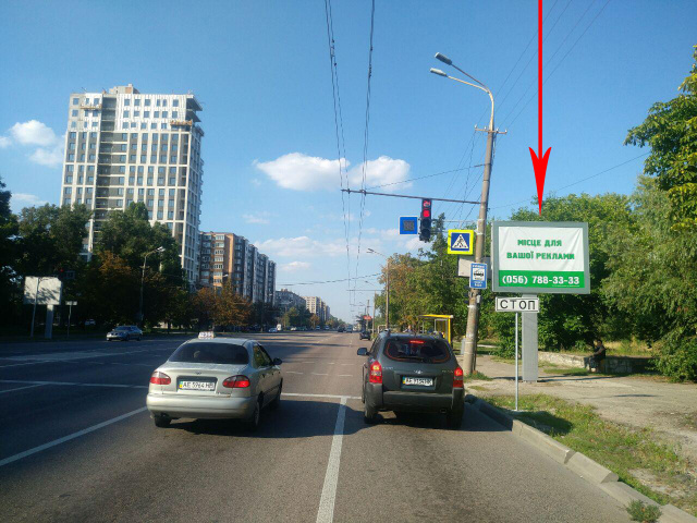 Беклайт 3.14x2.32,  t139A,вул. Набережна Перемоги, 51, на світлофорі, рух у бік центру