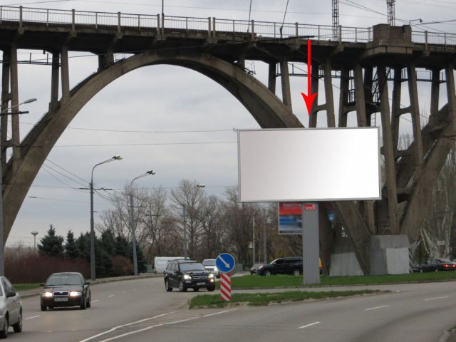 Беклайт 8x4,  010А1,вул. Січеславська набережна (Наб. В.І. Леніна), на розподільчій смузі біля Мерефо-Херсонського мосту, рух у бік набережної Перемоги