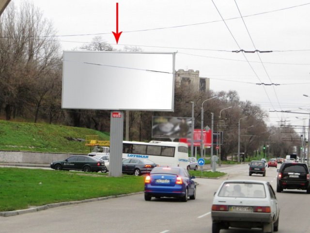 Беклайт 8x4,  010А2,вул. Січеславська набережна (Наб. В.І. Леніна), на розподільчій смузі біля Мерефо-Херсонського мосту, рух у бік Нового мосту