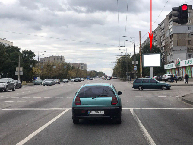 Беклайт 3.14x2.32,  t218A,просп. Слобожанський (Газети Правда), 117 - вул. Воронезька, рух в напрямку ТЦ НАША ПРАВДА, на світлофорі, на світлофорі
